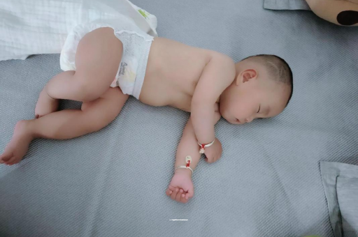 磁县三个月宝宝抬头不稳